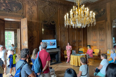 Les touristes admirent le château de Rambouillet - Agrandir l'image 2 sur 5, fenêtre modale