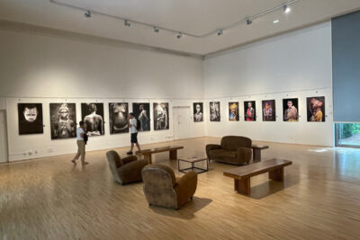 Les touristes admirent une exposition photo - Agrandir l'image 4 sur 5, fenêtre modale