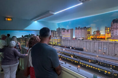 Les touristes admirent un train - Agrandir l'image 5 sur 5, fenêtre modale