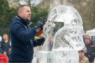 Homme qui taille un bloc de glace - Agrandir l'image 1 sur 7, fenêtre modale