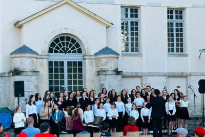 Chorale chantant devant le château de Rambouillet lors de la fête de la musique 2024 - Agrandir l'image 11 sur 12, fenêtre modale