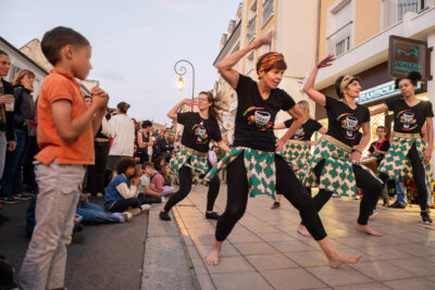 Groupe de danseuses devant un public lors de la Fête de la Musique 2024 - Agrandir l'image 3 sur 12, fenêtre modale