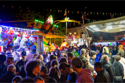 La foule qui se balade parmi les animations de la fête du muguet - Agrandir l'image 4 sur 12, fenêtre modale