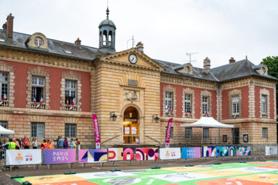Vue de la mairie de Rambouillet avec l'animation du jeux de l'oie installé à l'occasion du passage de la flamme olympique.  - Agrandir l'image 1 sur 11, fenêtre modale