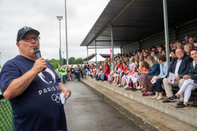 Bénévole animant un quizz sur l'histoire des JO à l'occasion du passage de la flamme au stade du vieux moulin à Rambouillet. - Agrandir l'image 9 sur 11, fenêtre modale