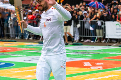 Sébastien Divet, porteur de la flamme, portant la flamme olympique sur le jeu de l'oie, place de la libération à Rambouillet. - Agrandir l'image 7 sur 11, fenêtre modale
