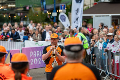 Fanfare de l'Usine à Chapeaux jouaut pour le passage de la flamme olympique place de la libération à Rambouillet. - Agrandir l'image 3 sur 11, fenêtre modale