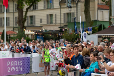 Vue de la foule place de la libération pendant le passage de la flamme à Rambouillet.  - Agrandir l'image 4 sur 11, fenêtre modale