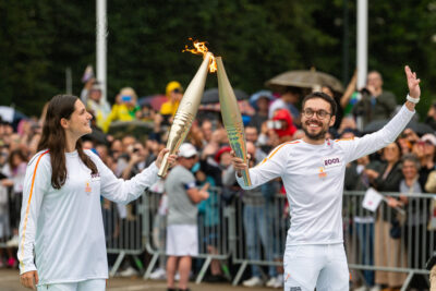 Sébastien Divet passant la flamme olympique à Manon Chanclu sur le jeu de l'oie, place de la libération à Rambouillet. - Agrandir l'image 8 sur 11, fenêtre modale