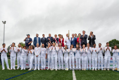 Porteur de flamme brandissant la flamme olympique sur le podium du stade du vieux moulin en compagnie d'officiels et de tous les porteurs de flamme du parcours de Rambouillet.. - Agrandir l'image 11 sur 11, fenêtre modale