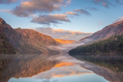 Lac avec montagne et forêt se refletant dedans - Agrandir l'image 1 sur 1, fenêtre modale