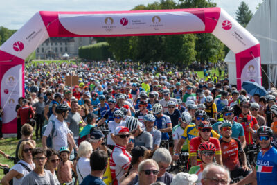 Départ des cyclistes - Agrandir l'image 5 sur 7, fenêtre modale