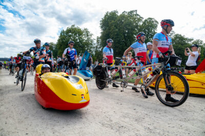 Départ des cyclistes - Agrandir l'image 6 sur 7, fenêtre modale