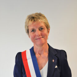 Catherine Moufflet, 2e adjointe au maire portant l'écharpe tricolore symbole de la république