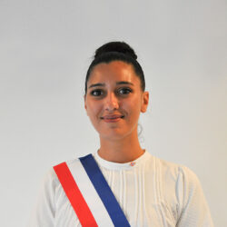 Leila Youssef, 4e adjointe au maire portant l'écharpe tricolore symbole de la république