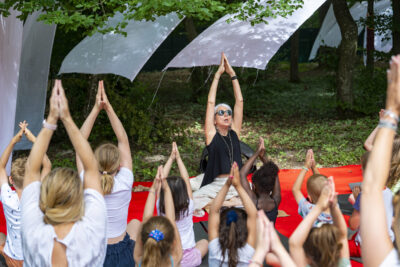 Enfants qui réalisent du yoga  - Agrandir l'image 6 sur 9, fenêtre modale