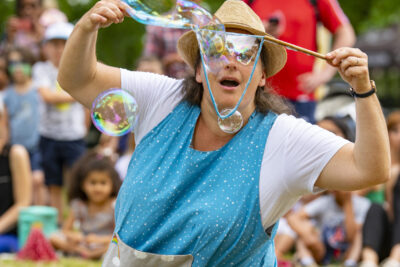 Enfants qui jouent avec des bulles géantes - Agrandir l'image 7 sur 9, fenêtre modale