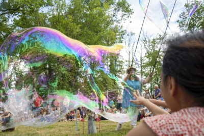 Enfants qui jouent avec des bulles géantes - Agrandir l'image 8 sur 9, fenêtre modale