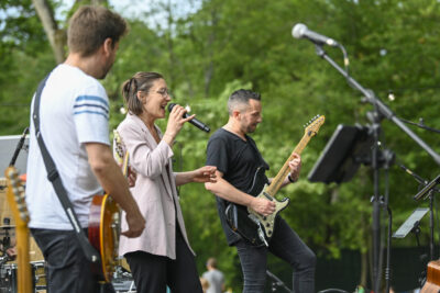 Chanteurs et musiciens qui jouent sur scène - Agrandir l'image 9 sur 9, fenêtre modale