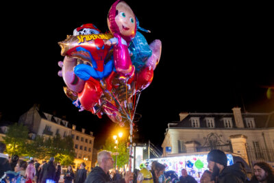 La foule qui se balade parmi les animations de la fête du muguet - Agrandir l'image 3 sur 12, fenêtre modale