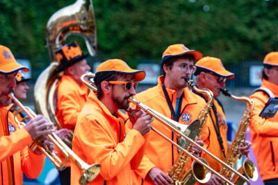 Fanfare de l'Usine à Chapeaux jouaut pour le passage de la flamme place de la libération à Rambouillet. - Agrandir l'image 5 sur 11, fenêtre modale