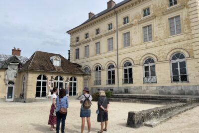 Les touristes admirent le château de Rambouillet - Agrandir l'image 1 sur 5, fenêtre modale
