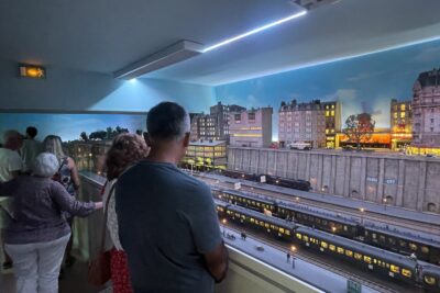 Les touristes admirent un train - Agrandir l'image 5 sur 5, fenêtre modale