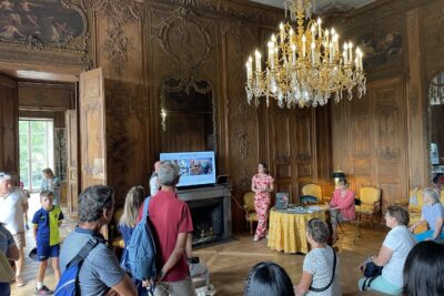 Les touristes admirent le château de Rambouillet - Agrandir l'image 2 sur 5, fenêtre modale