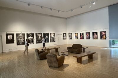 Les touristes admirent une exposition photo - Agrandir l'image 4 sur 5, fenêtre modale