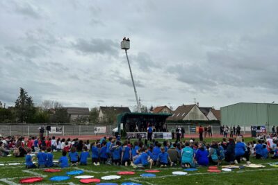 Regroupement d'enfants assis - Agrandir l'image 3 sur 5, fenêtre modale