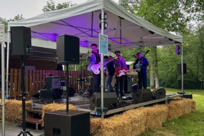 Chanteurs et musiciens qui jouent sur scène - Agrandir l'image 5 sur 9, fenêtre modale