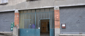 Photo du bâtiment montrant l'entrée du local pour les restos du coeur