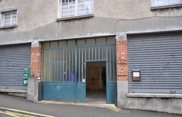 Photo du bâtiment montrant l'entrée du local pour les restos du coeur