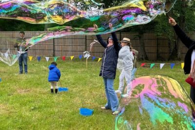 Enfants qui jouent avec des bulles géantes - Agrandir l'image 1 sur 9, fenêtre modale