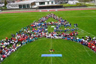 Tour Eiffel mimée par des enfants  - Agrandir l'image 5 sur 5, fenêtre modale