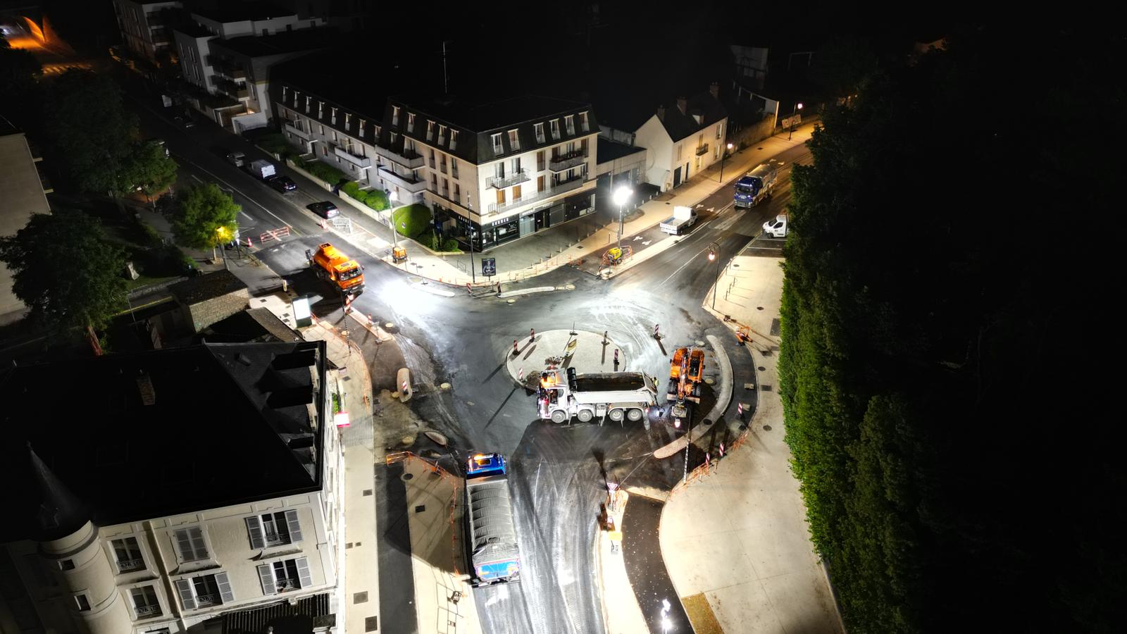 Photo aérienne des travaux de nuit sur le rond point de la rue Lenotre. Des équipes de chantiers travaillent sur la matérialisation du rond-point