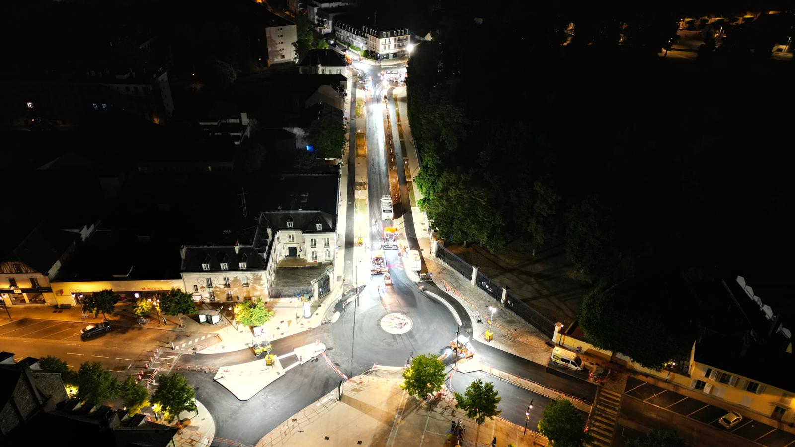 Photo aérienne des travaux de nuit sur le rond point de la Place Félix Faure. Des équipes de chantiers travaillent sur la matérialisation du rond-point