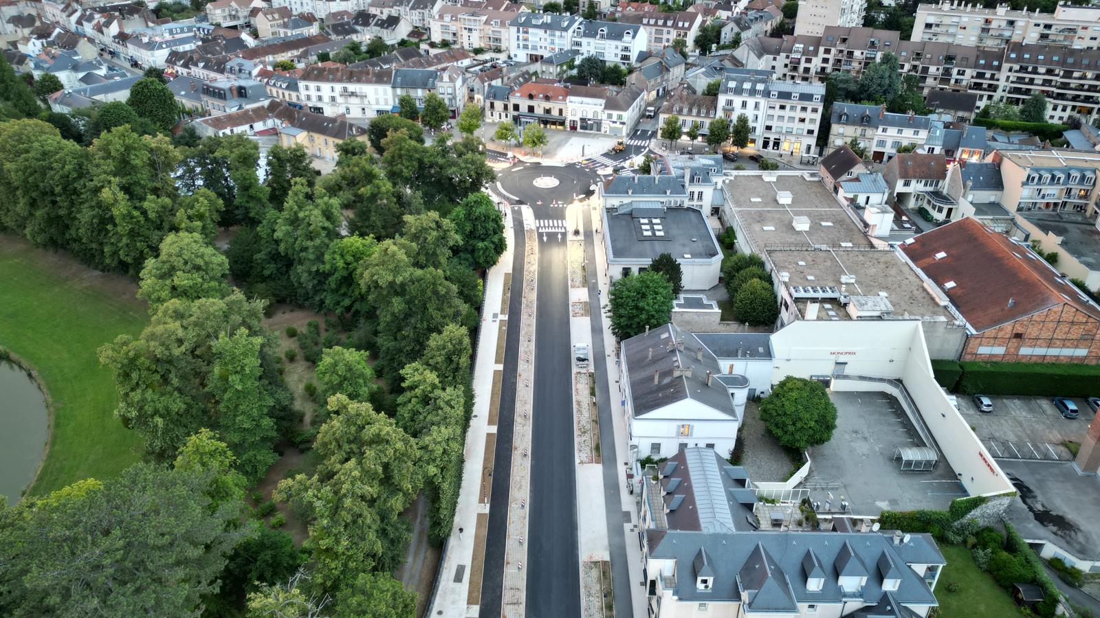 Photo aérienne de la rue Lenôtre au petit matin montrant la fin des travaux d'enrobée sur la rue Lenotre qui longe le parc du château au niveau de la pièce d'eau du Rondeau