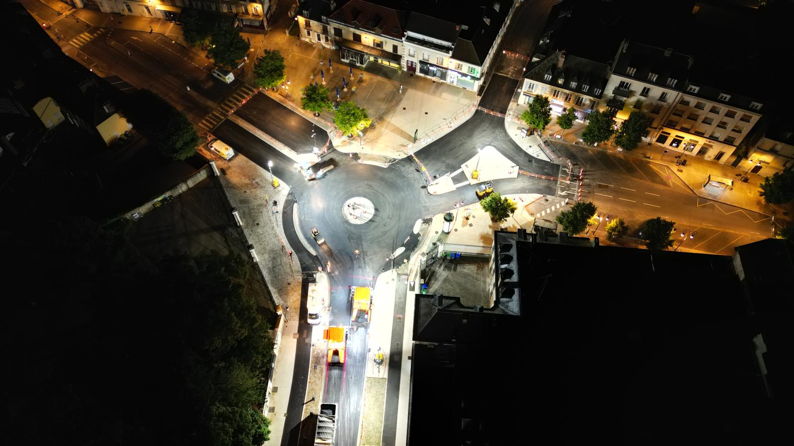Photo aérienne des travaux de nuit sur le rond point de la Place Félix Faure. Des équipes de chantiers travaillent sur la matérialisation du rond-point